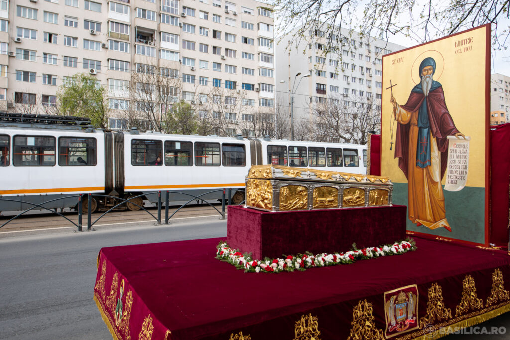 În imagini: Moaștele Sf. Dimitrie cel Nou în procesiune pe străzile Bucureștiului pentru oprirea pandemiei