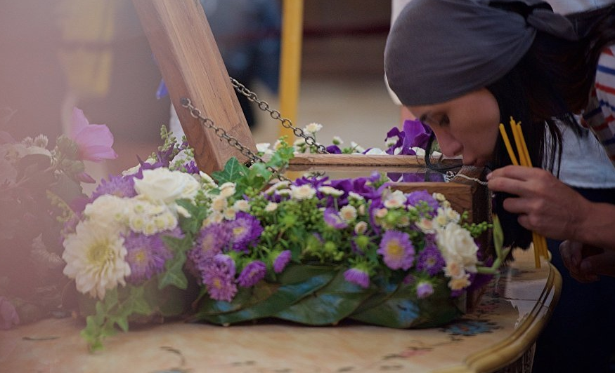 საქართველოს მართლმადიდებელი ეკლესია 10 აპრილს  წმ. იოანე მანგლელი ეპისკოპოსის ღირსი სტეფანე აღმსარებელის, მოწამეთა: იონას, ბარაქისეს და სხვათა, ასევე მოწამე ბოიანის, ბულგარელი მთავრის ხსენების დღეს აღნიშნავს