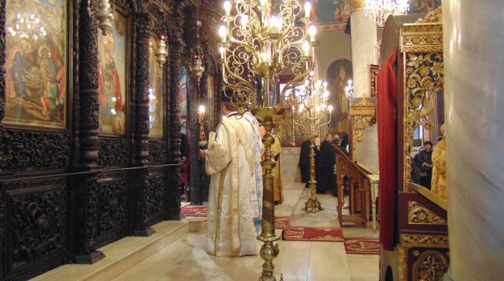 Në praninë e pak besimtarëve kaluan liturgjitë e Ditës së Dafinave