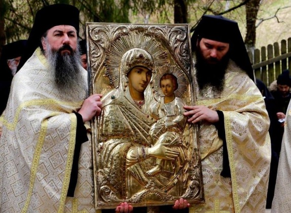 Icoana Maicii Domnului de la Mănăstirea Sihăstria a fost purtată în procesiune pentru izbăvirea de boală și secetă