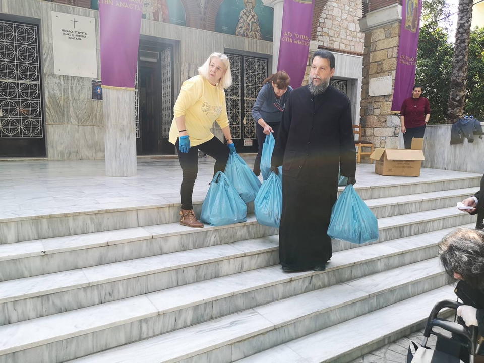 Ο Μητρ. Νέας Ιωνίας Γαβριήλ μοίρασε “δέματα αγάπης” κατ’ οίκον