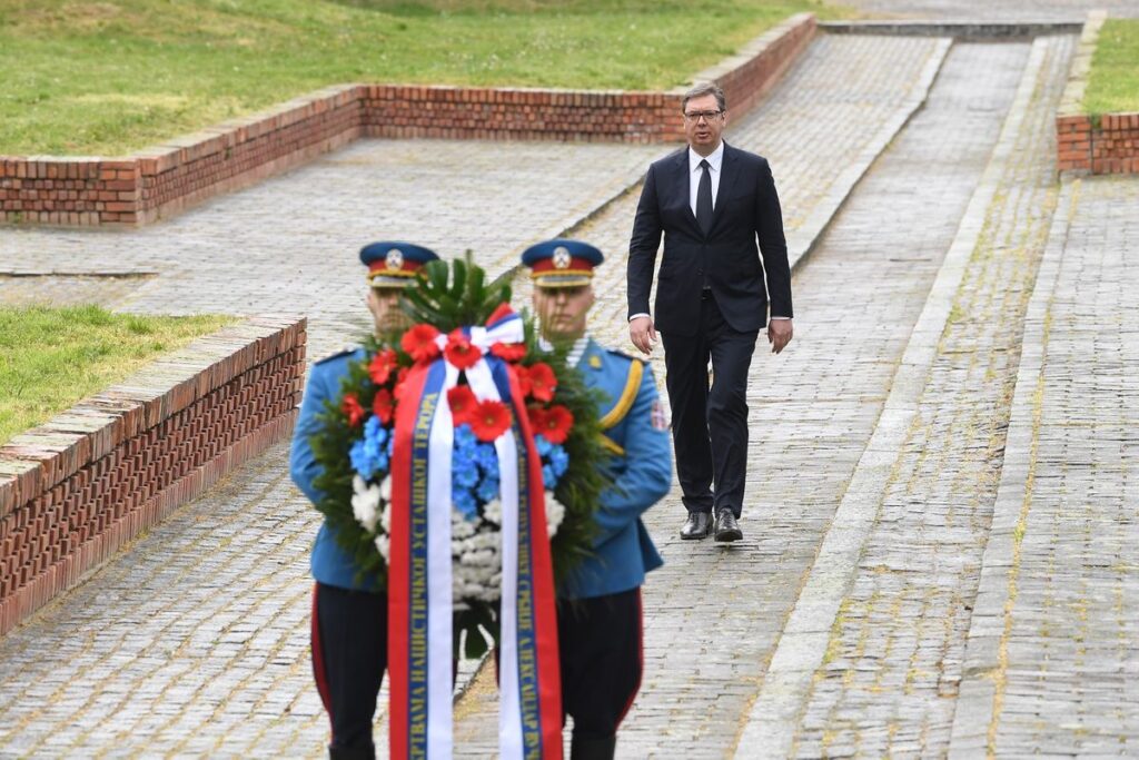 Председник Вучић положио венац у Спомен парку Сремска Митровица