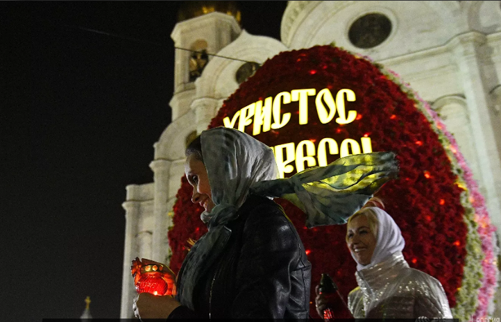 Ρωσία: “Παράνομο” το άναμμα κεριών στα μπαλκόνια