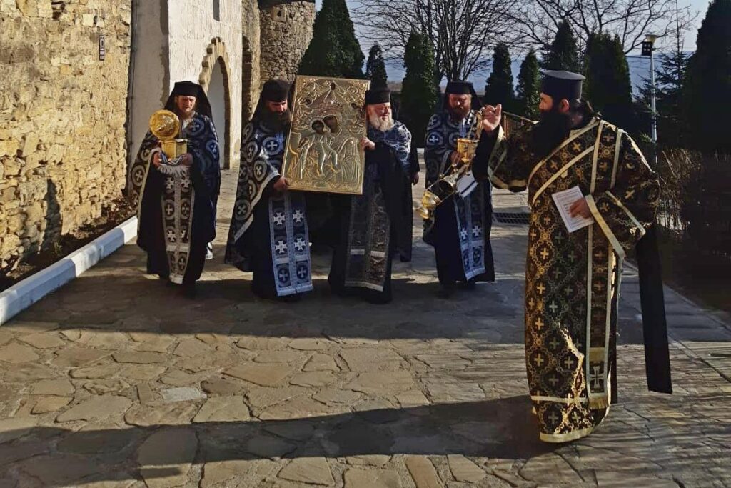 Obștea Mănăstirii Hadâmbu a scos în procesiune icoana făcătoare de minuni a Maicii Domnului