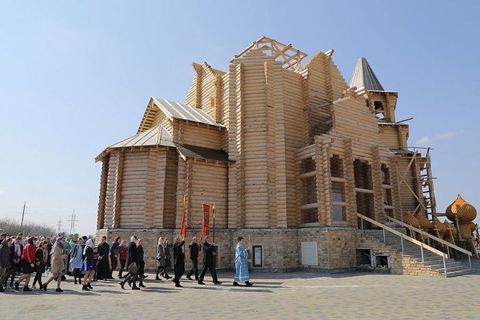 БЛАГОВЕЩЕНСКИЙ ХРАМ ГОРЛОВКИ УВЕНЧАЛСЯ КУПОЛАМИ
