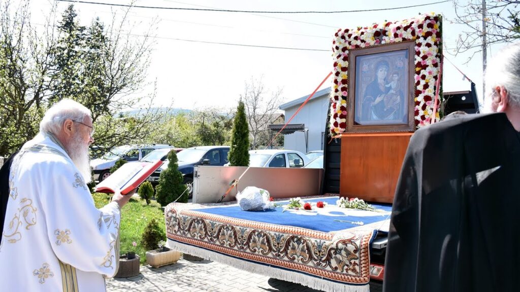 Procesiune cu icoana de la Nicula. IPS Andrei: Maica Domnului a intervenit în momentele cele mai grele pentru poporul nostru
