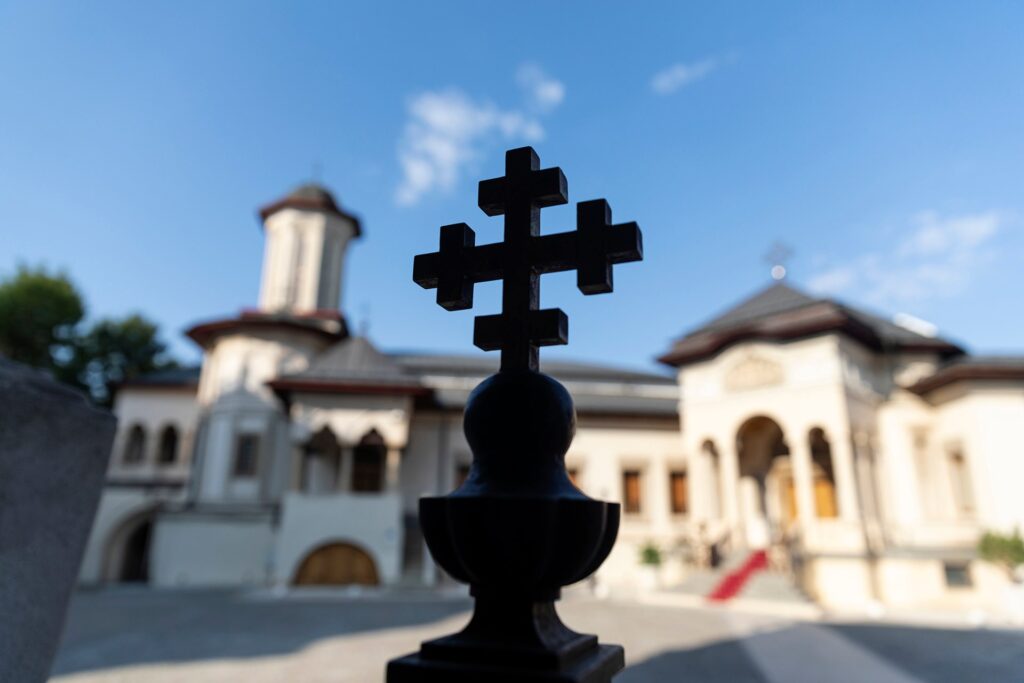 Η Ρουμανική Εκκλησία στηρίζει την κοινωνία