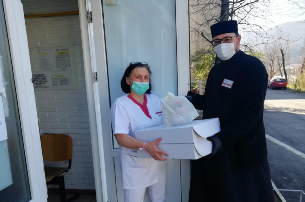 30 de văduve, ajutate cu alimente neperisabile de Parohia Bistrița