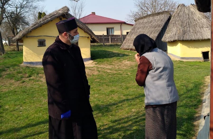 Pachete de primă necesitate pentru credincioşi din Suharău