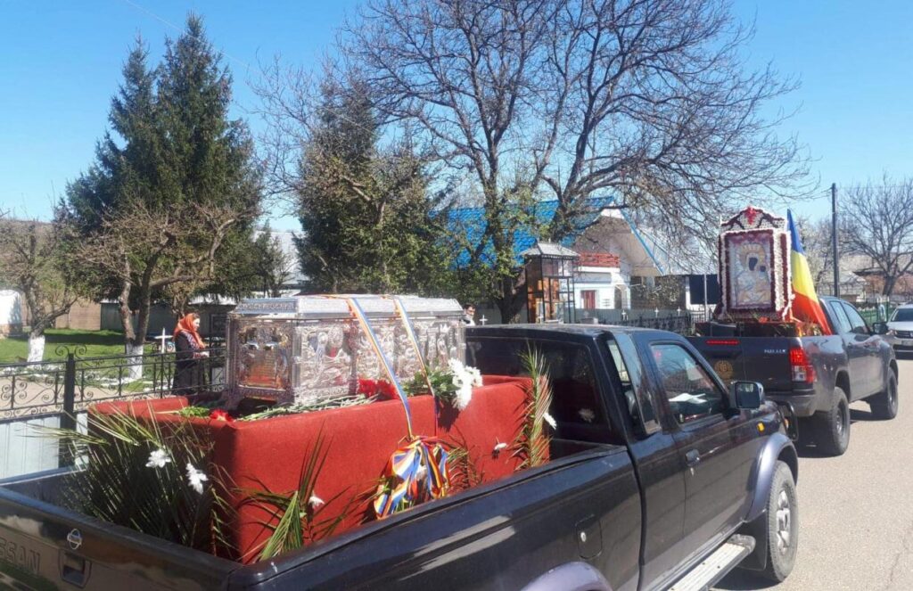Procesiune cu icoana Maicii Domnului şi cu moaşte în Protoieria Oneşti