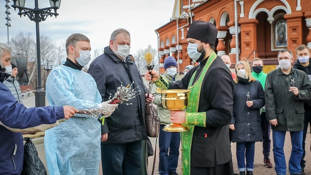 Волонтеры доставили гуманитарную помощь и освященные вербы нуждающимся, находящимся на самоизоляции