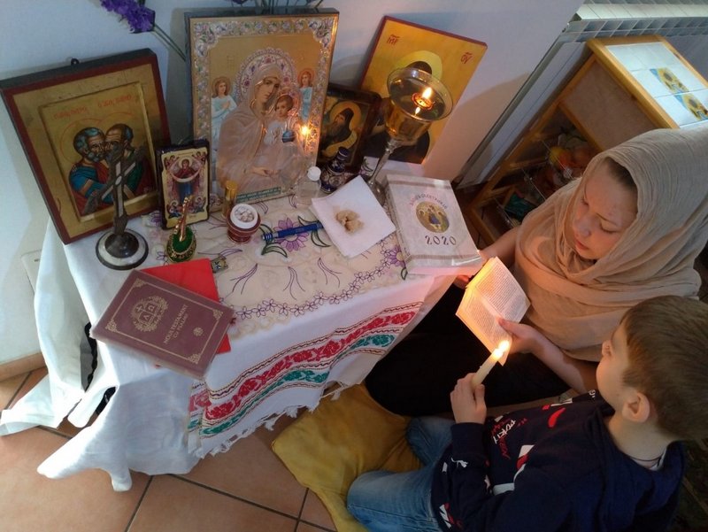 Copiii Şcolii Duminicale a Centrului Eparhial din Roma prezintă spaţiul de rugăciune din casele lor