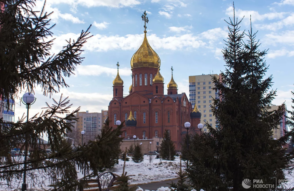 В Кузбассе священники облетели регион с молитвой от коронавируса