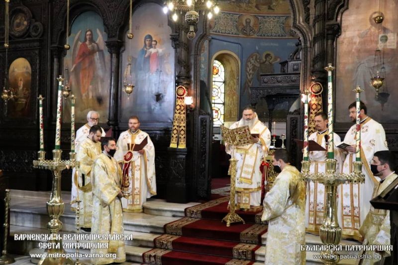 Архиерейска вечерня с четене на евангелието на различни езици в първия ден на Пасха