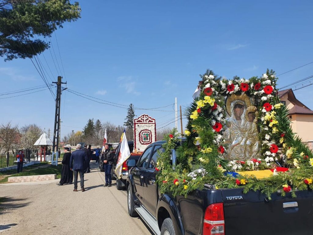 Procesiune cu icoanele făcătoare de minuni, la Roman și Bacău