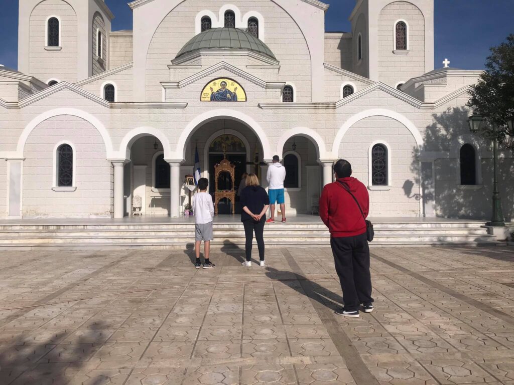 Προσκύνησαν τον Επιτάφιο στον προαύλιο χώρο (ΒΙΝΤΕΟ)