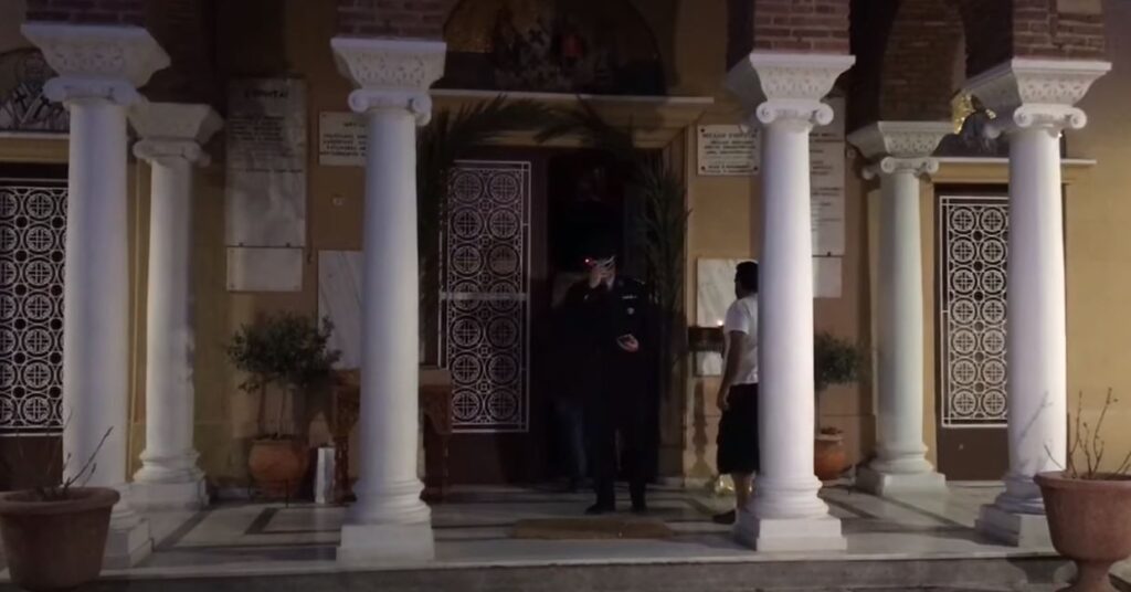 ΚΟΥΚΑΚΙ: Ψάχνουν τον ιερέα που μετέλαβε τους πιστούς (ΒΙΝΤΕΟ)