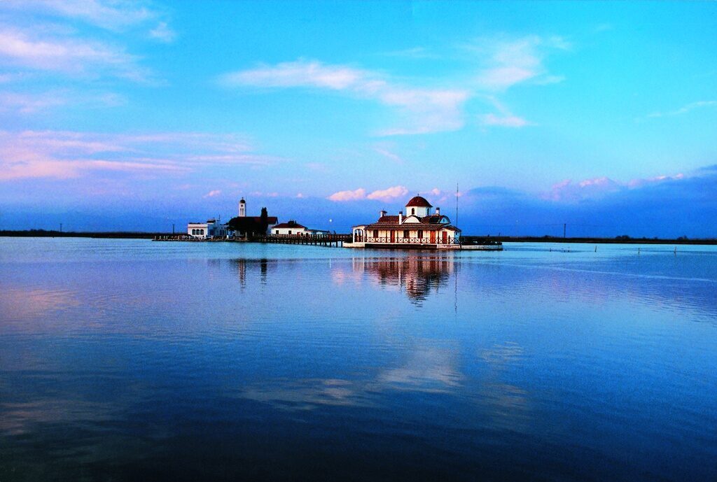 ΠΑΡΑΚΟΛΟΥΘΗΣΤΕ – Θεία Λειτουργία από το Βατοπαιδινό Μετόχι στο Πόρτο Λάγος