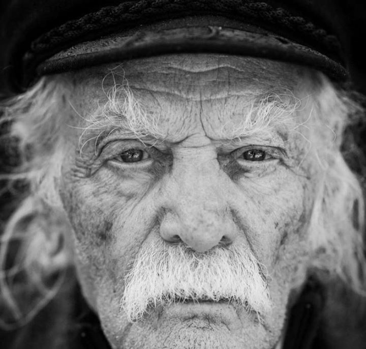 “Θέλει παρακίνηση άνωθεν να σκίσεις κάθε σύμβολο που παραποιεί την αλήθεια”