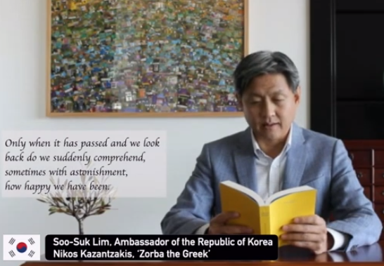 Ξένοι διπλωμάτες διαβάζουν ελληνική λογοτεχνία