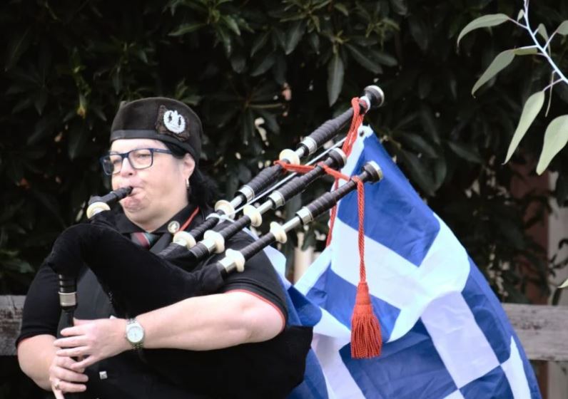 Η Αυστραλή που τίμησε τους Έλληνες με τον δικό της τρόπο