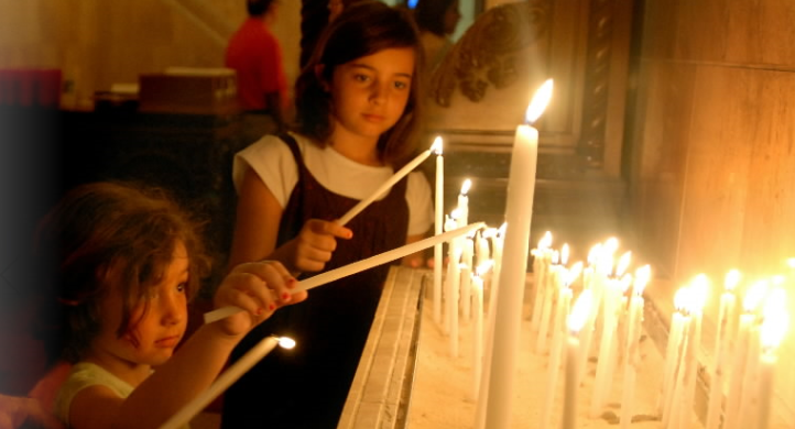 Κρίσιμο Σαββατοκύριακο για τα περιοριστικά μέτρα -Πότε θα ανάψουμε κερί στις εκκλησιές μας