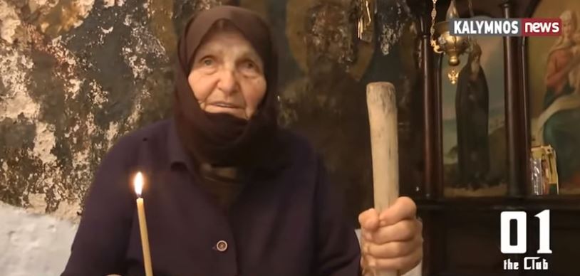 Η 90χρονη στην ακριτική Κάλυμνο που ψάλλει το “Αναστάσεως Ημέρα” (ΒΙΝΤΕΟ)