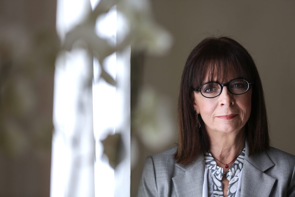 Με τους Αρχιεπισκόπους Αθηνών και Αλβανίας επικοινώνησε η ΠτΔ