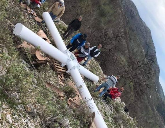 Albanian police attempt to dissuade faithful from raising Cross next to monastery