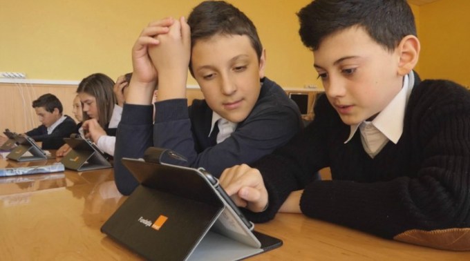 Arhiepiscopia Bucureştilor sprijină cu tablete elevii din anii terminali pentru a încheia anul şcolar