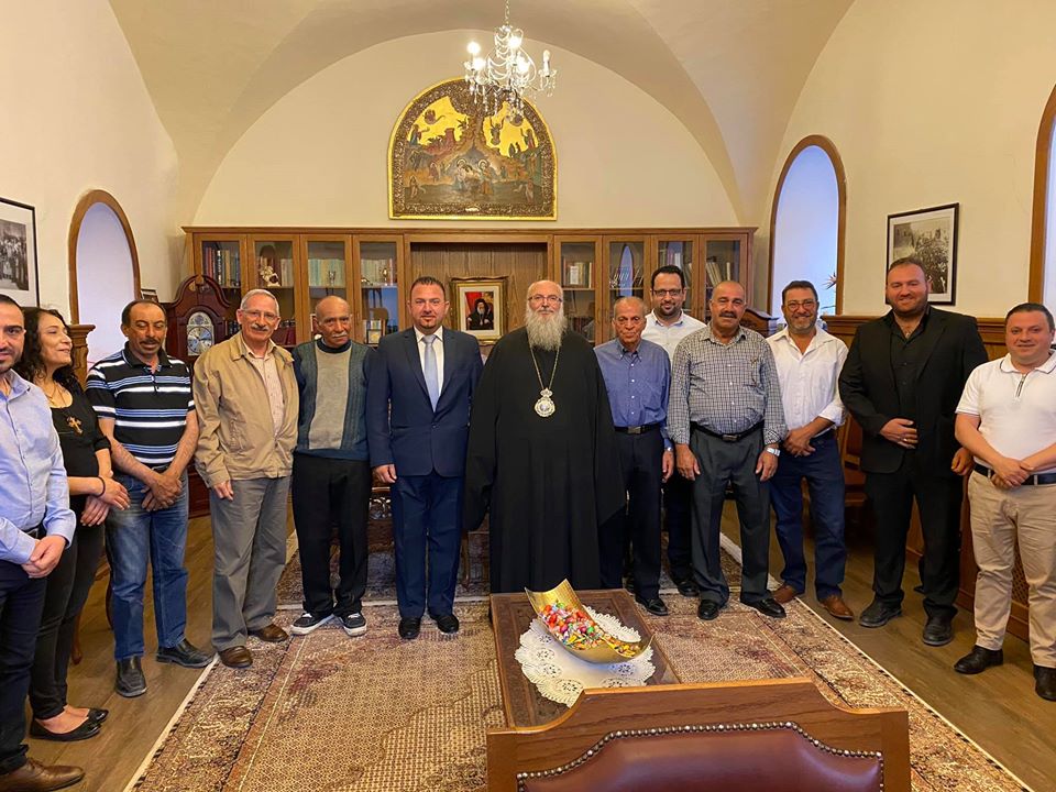 استقبل سيادة المطران ثيوفيلكتوس الوكيل البطريركي في مدينة بيت لحم راعي هذه مجلس عائلة دار حنانيا بحضور السيد حنا حنانيا نائب رئيس بلدية بيت لحم وكبار عائلة حنانيا المحترمين، حيث رحب بهم اجمل ترحيب وشكرهم على لفتتهم الكريمة بزيارة الكنيسة والتبرك منها وخصوصا بعد اعاده فتحها بسبب جائحة كورون