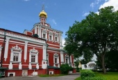 В день сугубого поминовения усопших воинов митрополит Крутицкий Ювеналий совершил Литургию и молебен в Новодевичьем монастыре Москвы
