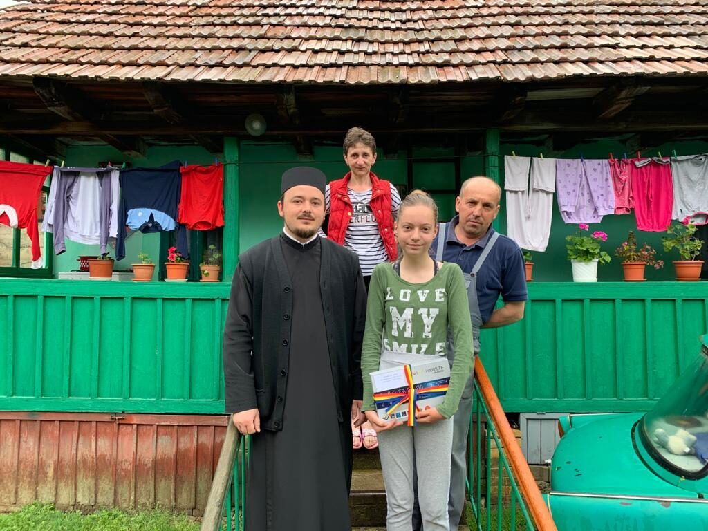 Arhiepiscopia Alba Iuliei a distribuit 150 de tablete elevilor cu posibilități materiale reduse