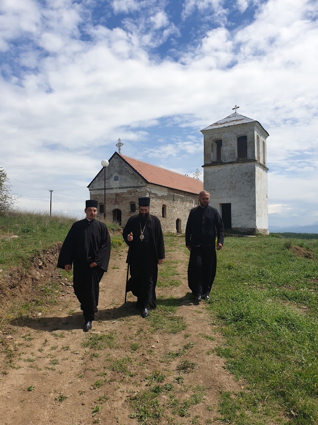 ЊЕГОВО ПРЕОСВЕШТЕНСТВО ЕПИСКОП НИШКИ Г. АРСЕНИЈЕ ПОСЕТИО МЕРОШИНСКУ И АЗБРЕСНИЧКУ ПАРОХИЈУ