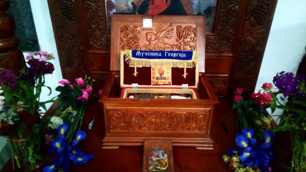 Снимак отварања кивота са деловима моштију Светог Георгија у Прокупљу