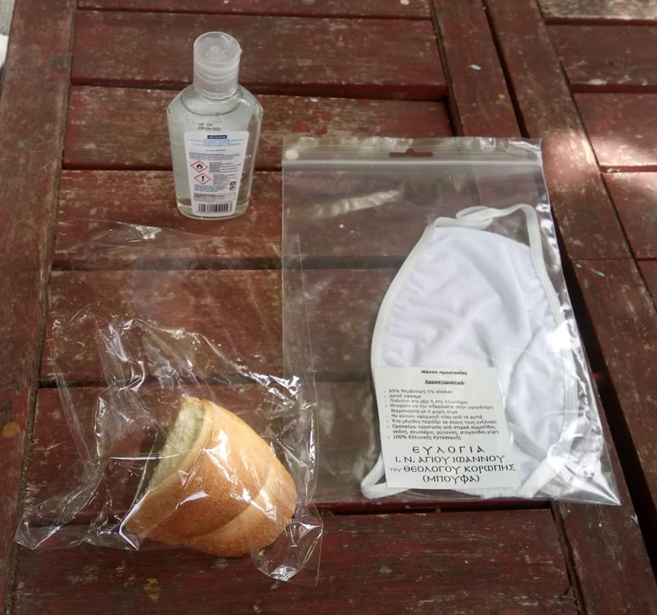 Χάρισε μάσκες και αντισηπτικά ο Ιερέας του Ναού στους πιστούς