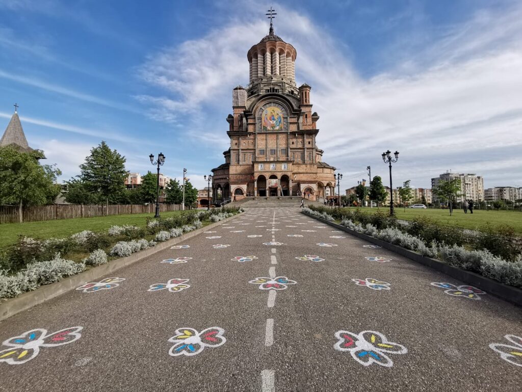 Prima duminică după starea de urgență: Cum a înflorit asfaltul din curtea bisericilor (FOTO)
