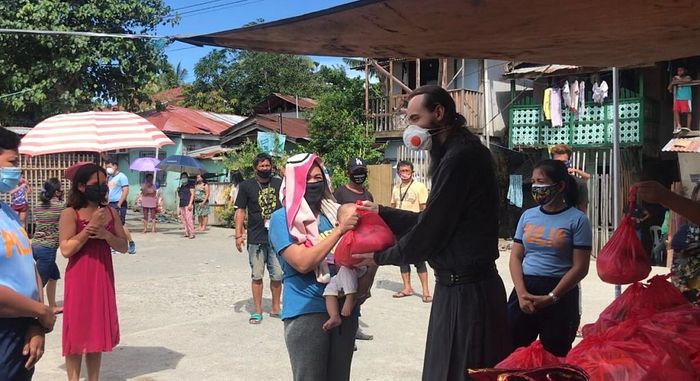 Φιλιππίνες: Ορθόδοξοι Ιερείς στηρίζουν φτωχές οικογένειες