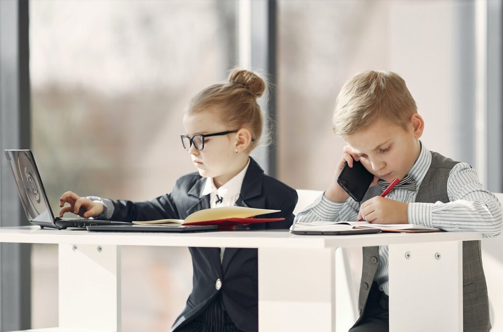 4.470 de copii au primit tablete | Biserica Ortodoxă Română susține permanent educația copiilor și a tinerilor