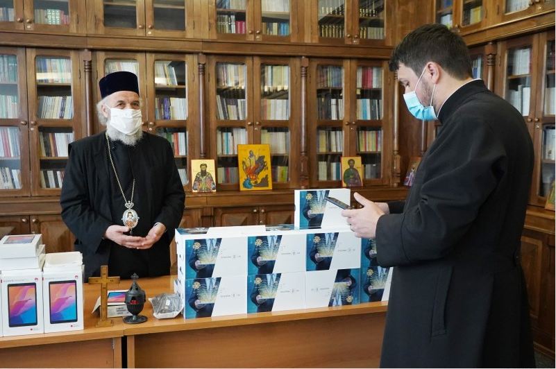 Chiriarhul Dunării de Jos sprijină elevii cu tablete electronice pentru şcoala online