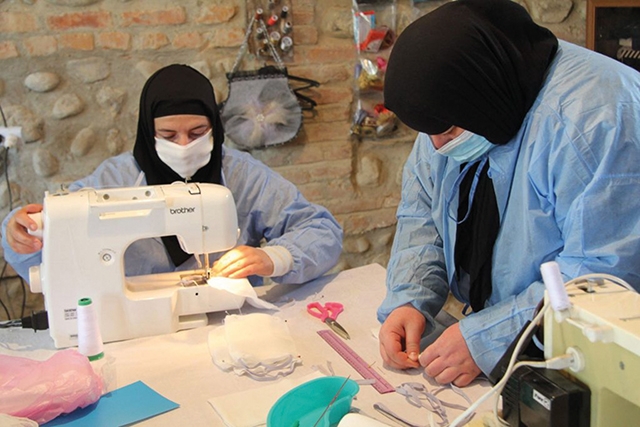 Μοναχές ράβουν χιλιάδες μάσκες στη Γεωργία