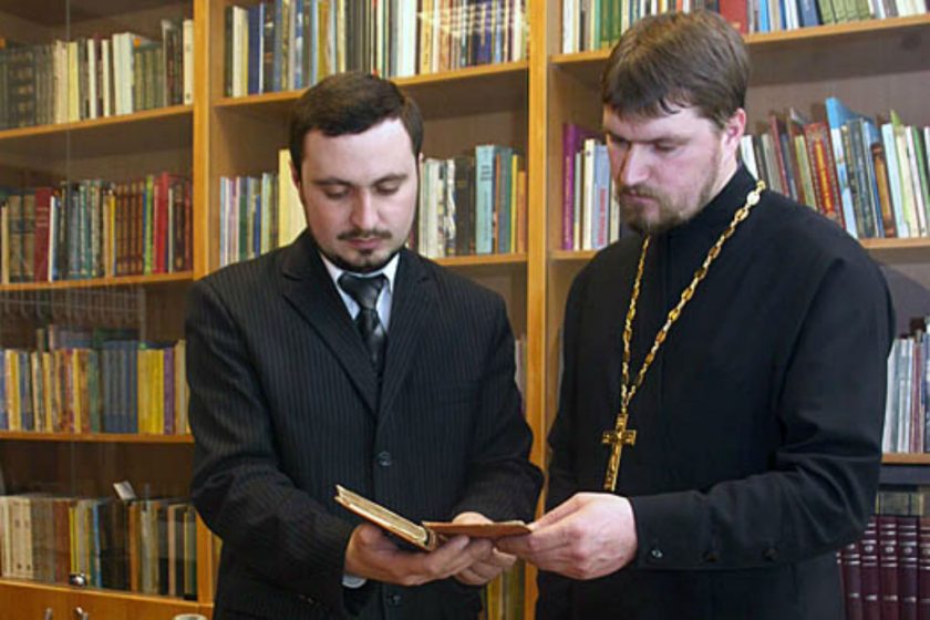 Издательский совет РПЦ проводит опрос: какие книги должны быть в семейной библиотеке?