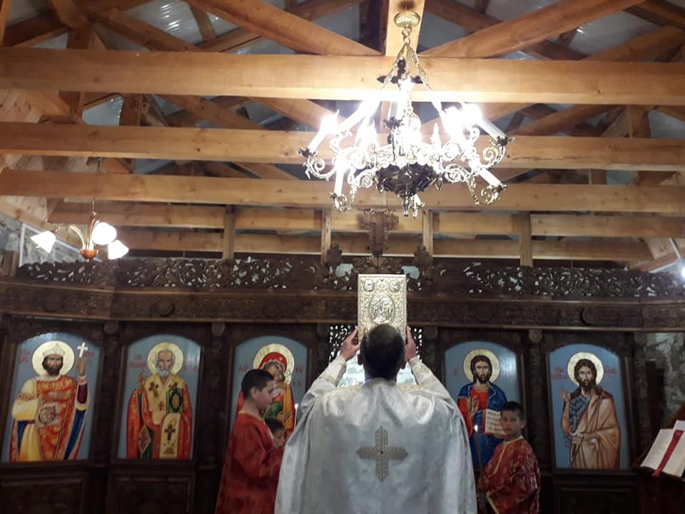 Famullia Orthodhokse “Ngjitja ne qiej e Zotit Krisht” – Analipsi, Librazhd: “U bë i mundur instalimi i plotë i rrjetit ndriçues të brendshëm për hieroren edhe naosin, si dhe vënia e llampadarëve në to”