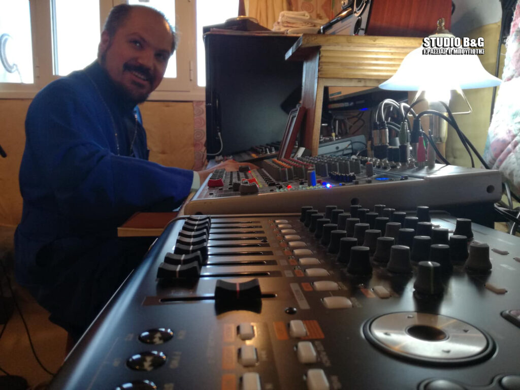 Πατέρας και γιος (ιερείς) συνεχίζουν από το στούντιο