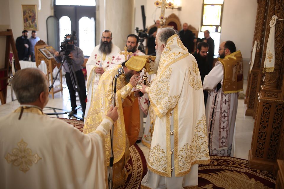 ‎الأخ سابا حوراني شماساً على مذبح الرب‎.