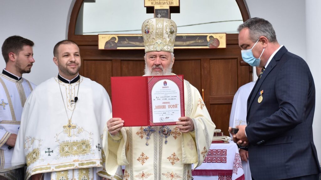 Medicul care a condus Spitalul din Suceava în perioada critică premiat la Dej de Mitropolitul Andrei