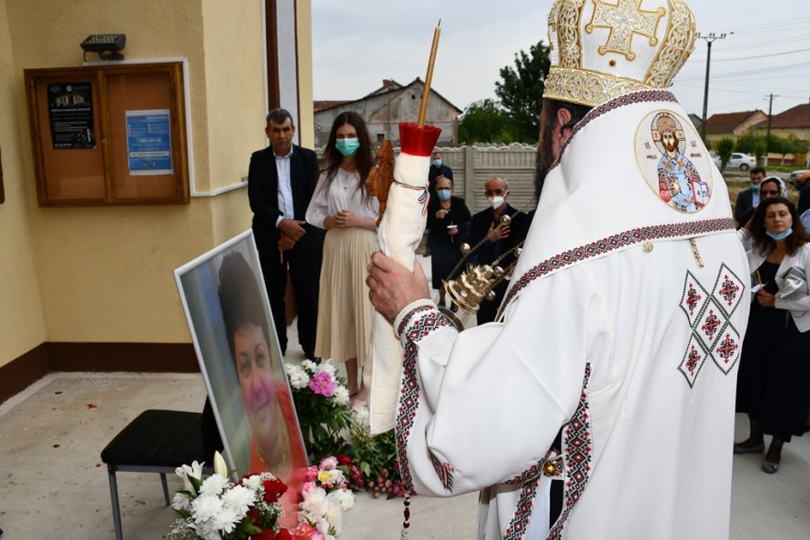 Episcopul Lucian, la mormântul preotesei Corina Radics