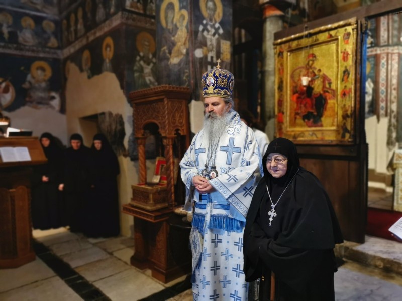 Eпископ Теодосије на Ђурђевдан служио у манастиру Грачаница – мати Теодори додељен игумански крст