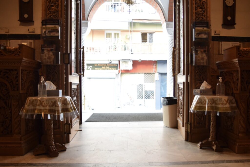 Μέτρα “πανδημίας” σε ναούς της Θεσσαλονίκης (φωτό)