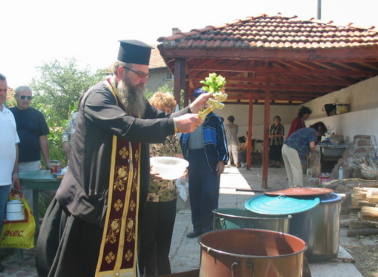 Раздадоха курбан по домовете в Дупница